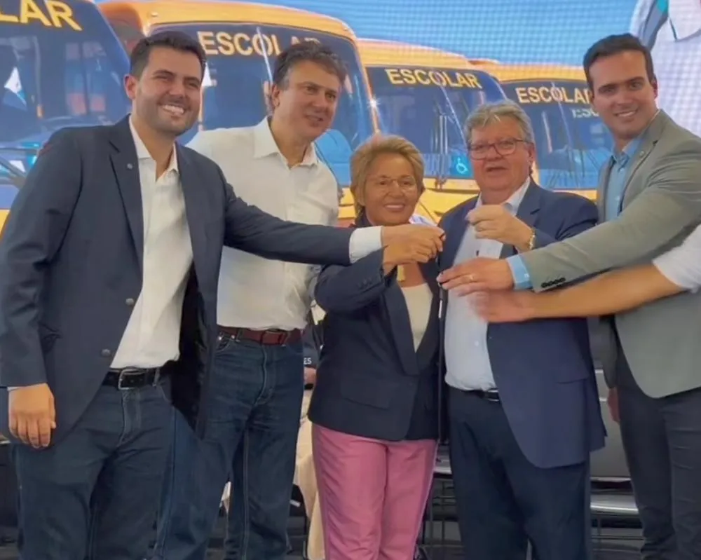 VÍDEO: Prefeita Leninha Romão recebe novo ônibus para fortalecer ações sociais e educacionais em Uiraúna