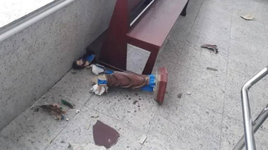 Mulher invade igreja, lança Bíblia no chão e quebra imagens