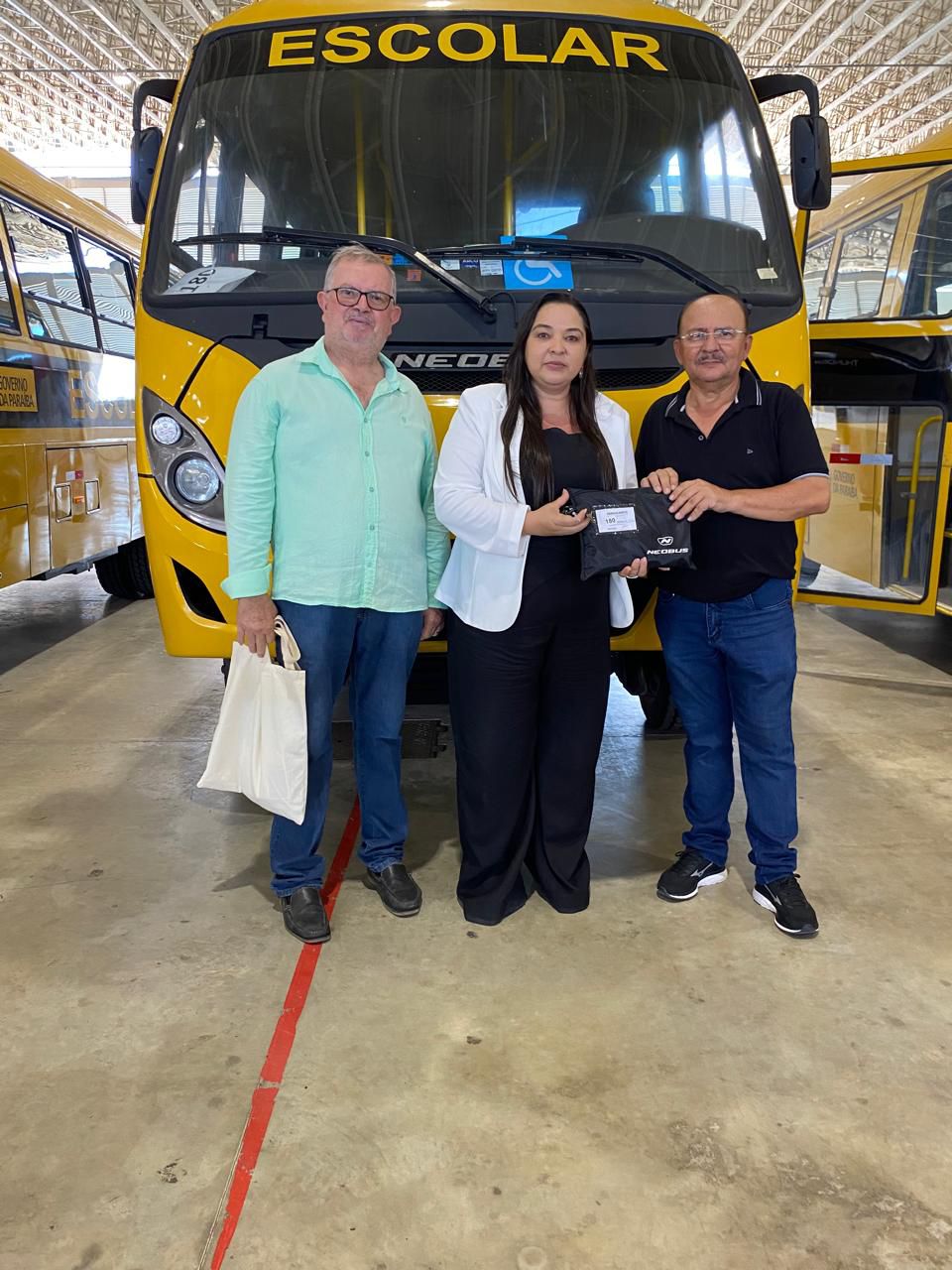 Vice-prefeita Claudineide Baltazar recebe novo ônibus escolar para Poço Dantas em João Pessoa