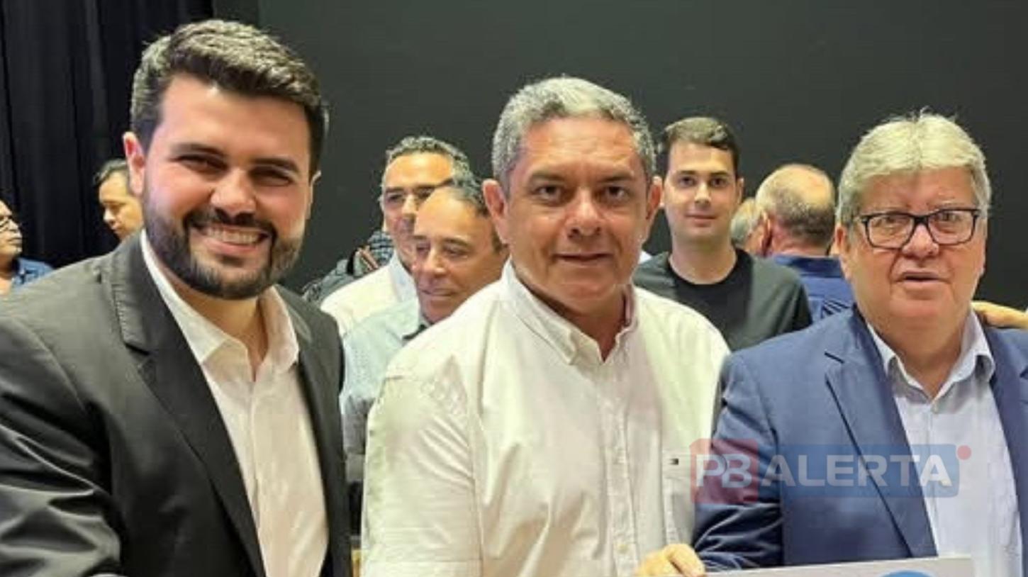 Prefeito Rinaldo Cipriano conquista ônibus escolar e R$ 300 mil para a saúde de Joca Claudino