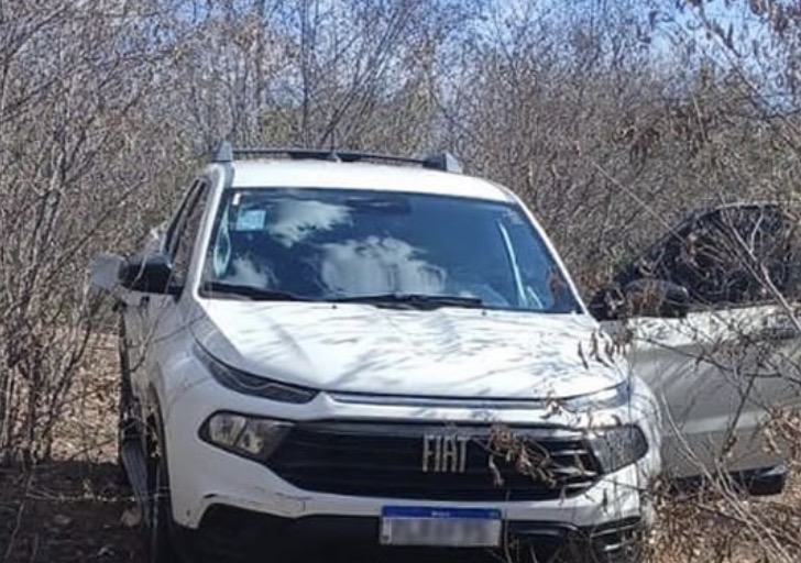 Veículo tomado por assalto em residência de casal de empresários é achado abandonado no Sertão da PB