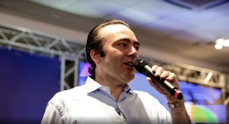 Prefeito desmaia em avião e atribui à caneta emagrecedora