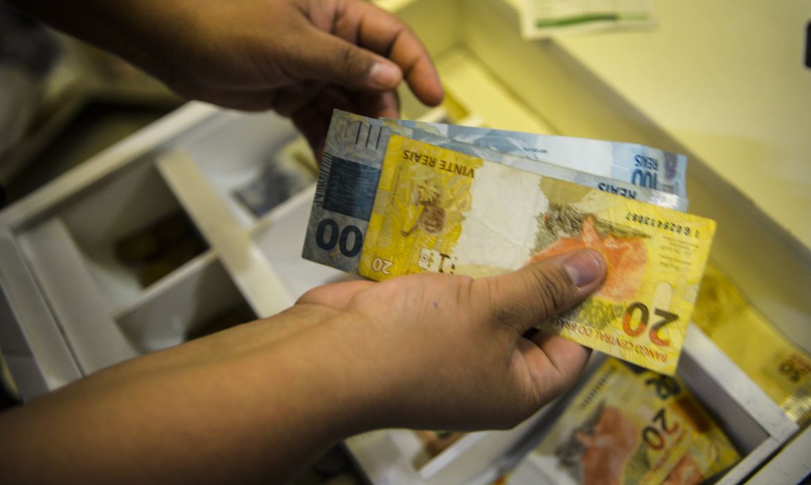 Mais de R$ 145 milhões ainda não foram sacados e prazo do abono salarial acaba hoje