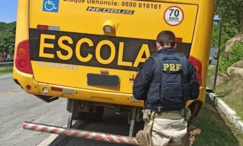 PRF flagrou ônibus escolar com transporte irregular de passageiros em Serra Negra-RN