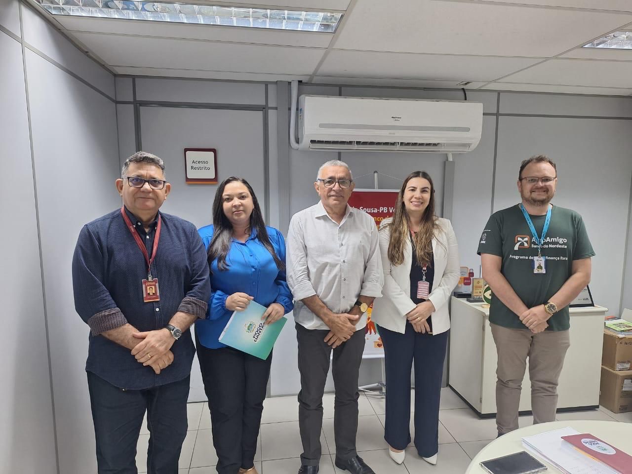 PREFEITO E VICE-PREFEITA DE POÇO DANTAS VISITAM AGÊNCIA DO BANCO DO NORDESTE DE SOUSA PARA REFORÇAR PARCERIAS NA AGRICULTURA E COMÉRCIO