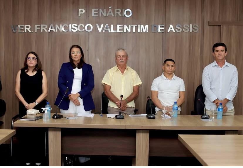Prefeita Josiene Gomes faz a leitura da mensagem anual na câmara de Paraná