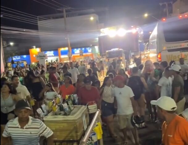 Bloco das Virgens em Sousa: Apesar do clima e público menor, Ramon Schnayder comandou folia no trio elétrico