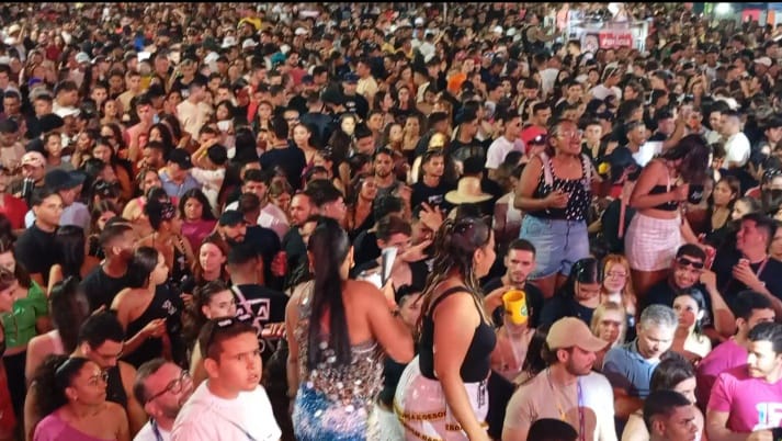 Praça Joca Claudino recebe o maior público de todos os tempos no encerramento do Unafrevo 2025 em Uirauna