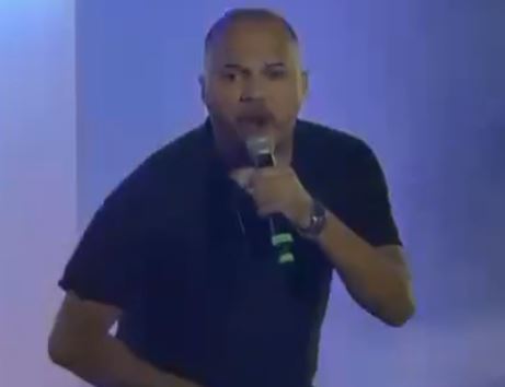 Polêmica no Carnaval de Areia Branca/RN: Artista Local Liebert Rodrigues Perde a Cabeça e Troca Farpas com Foliões