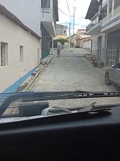 Moradores atendem pedido de motorista do carro do lixo e estacionam apenas de um lado da via