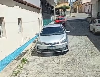 Motorista da coleta de lixo reclama de dificuldades para transitar com carros mal estacionados em rua de Pau dos Ferros