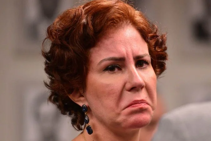 Foragida da Justiça, Carla Zambelli recebe ordem de prisão