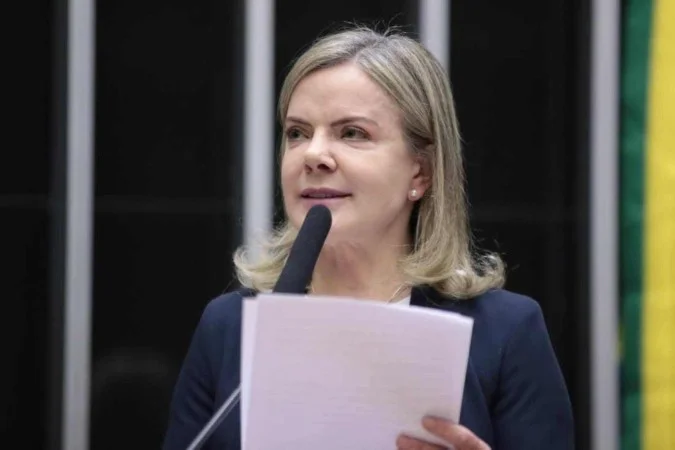 Gleisi chama Carla Zambelli e Eduardo Bolsonaro de “conspiradores fugitivos”