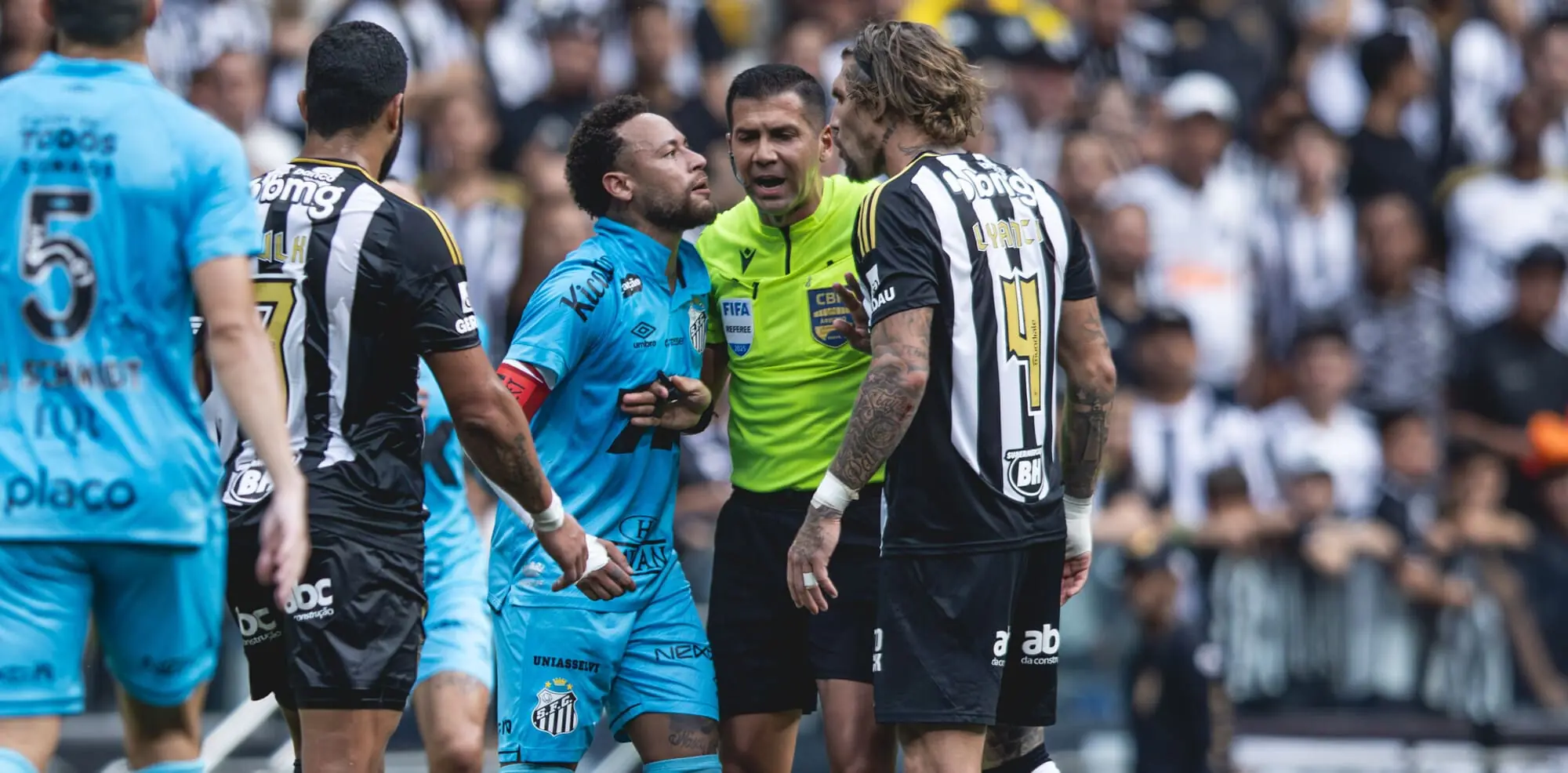 Neymar critica gramado sintético após jogo na Arena MRV