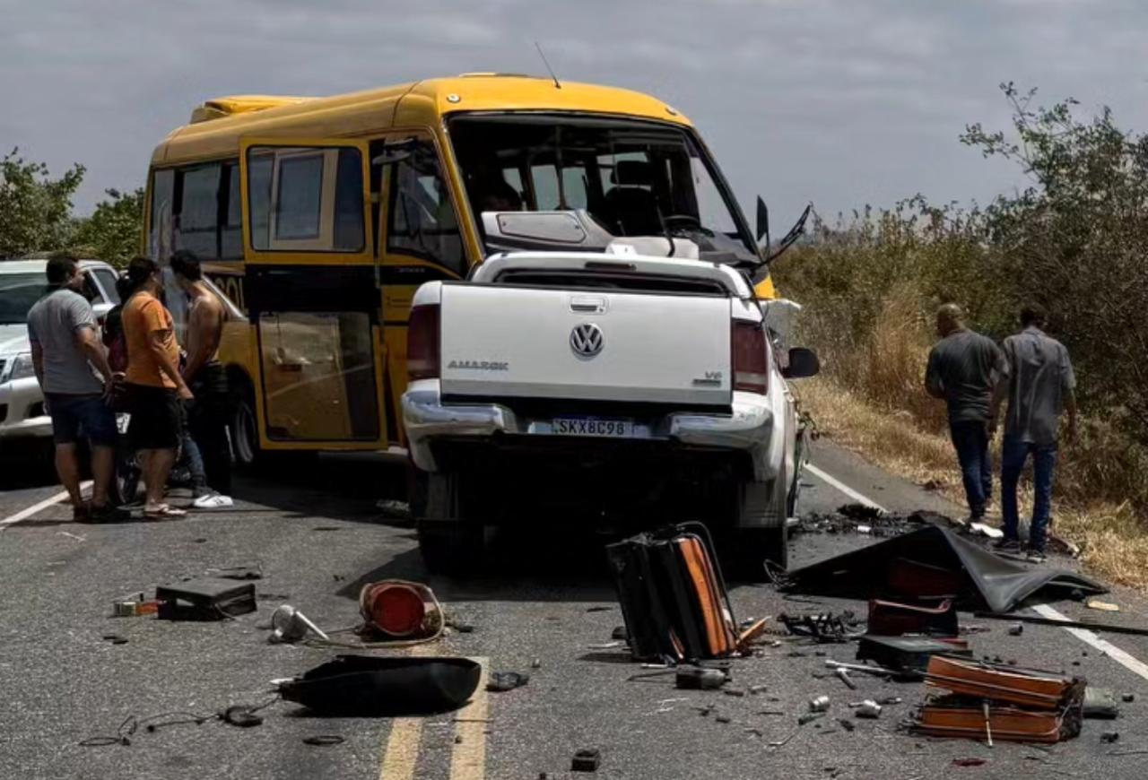 Colisão entre ônibus escolar e caminhonete deixa um morto e vários feridos na PB-393 que liga Cajazeiras a São João do Rio do Peixe