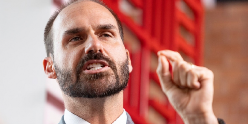Oposição transforma Eduardo Bolsonaro em líder para evitar perda de mandato