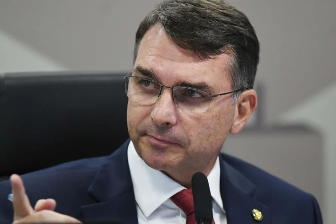 Vaquinha organizada por Flávio Bolsonaro arrecada R$ 1 milhão para famílias de policiais mortos no Rio