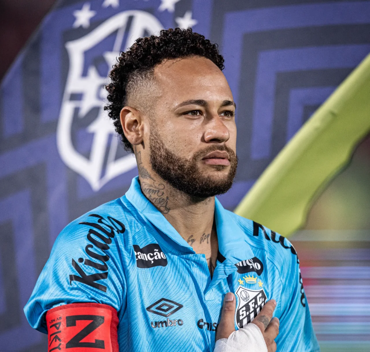 Neymar relata ameaça de juiz e se irrita ao ser substituído em derrota do Santos