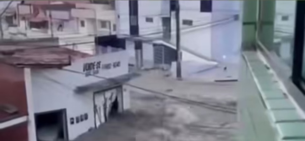 Uma pessoa morre e casas são destruídas após rompimento de reservatório