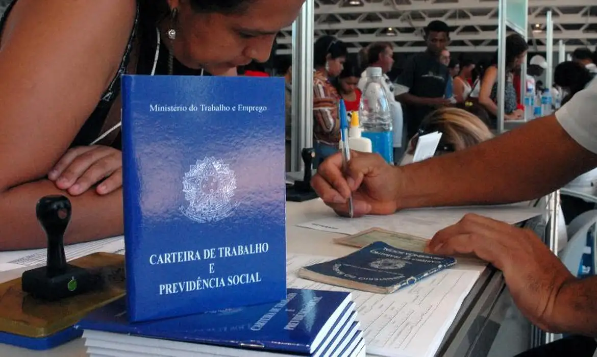 Emprego cresce 2,98% no RN, mas renda encolhe em 2023; veja municípios com maiores salários