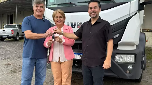 Prefeita Leninha recebe veículo caçamba doado por Wellington Roberto e Codevasf para melhorar serviços em Uiraúna