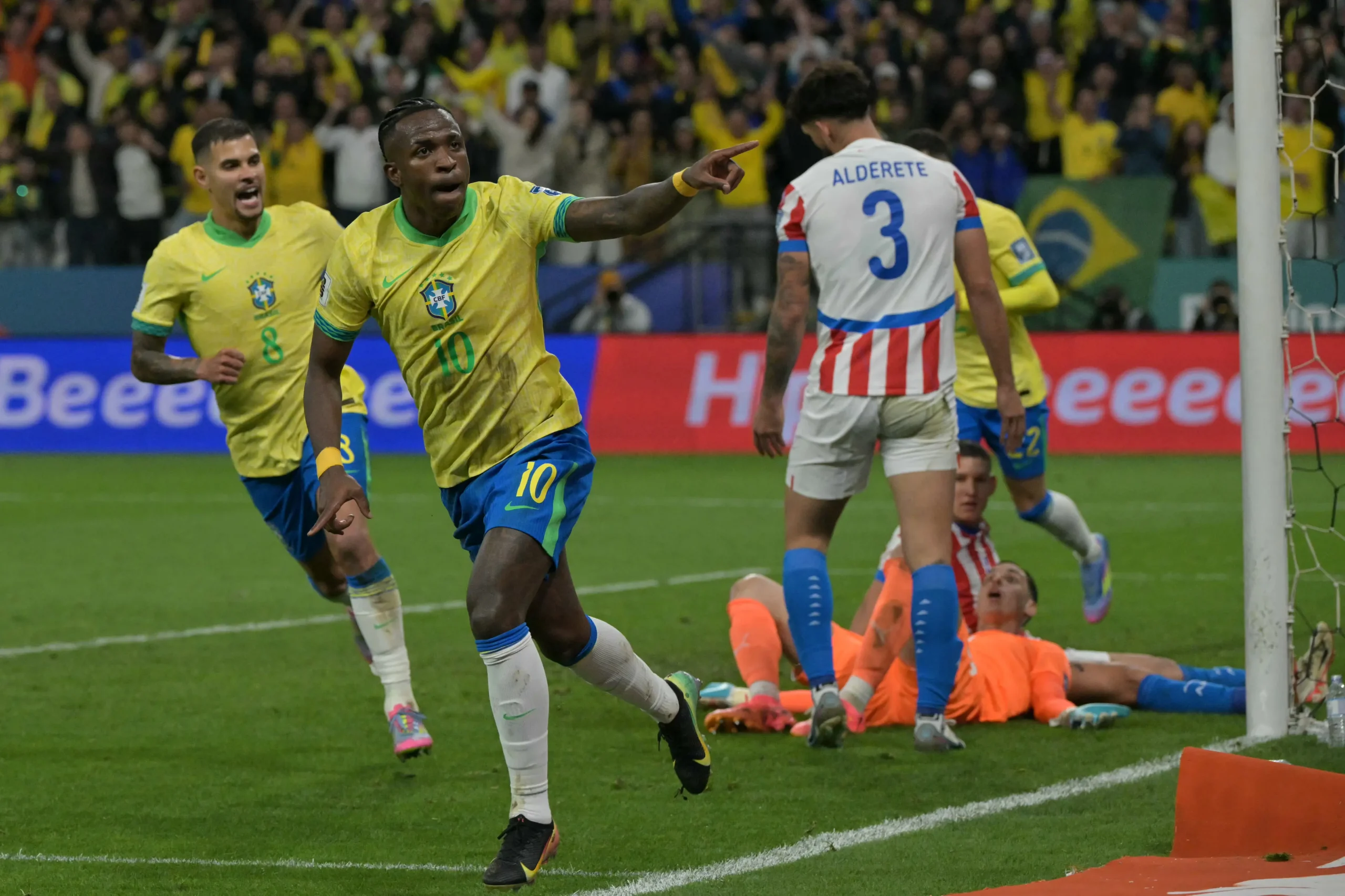 Brasil vence Paraguai com gol de Vini Jr. e confirma classificação para a Copa do Mundo