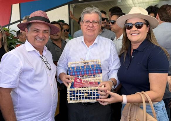 Pré- candidata a deputada estadual Larucia Sá e prefeito Luíz Claudino entregam convite do Forrójão ao governador João Azevêdo em Cajazeiras