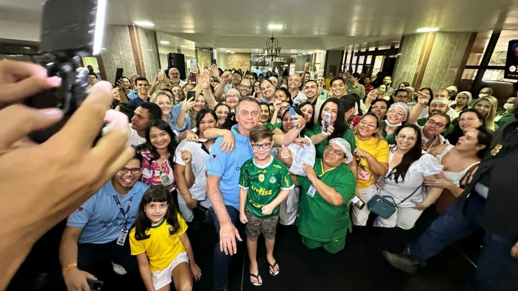 Bolsonaro reencontra equipe médica que o atendeu em Natal