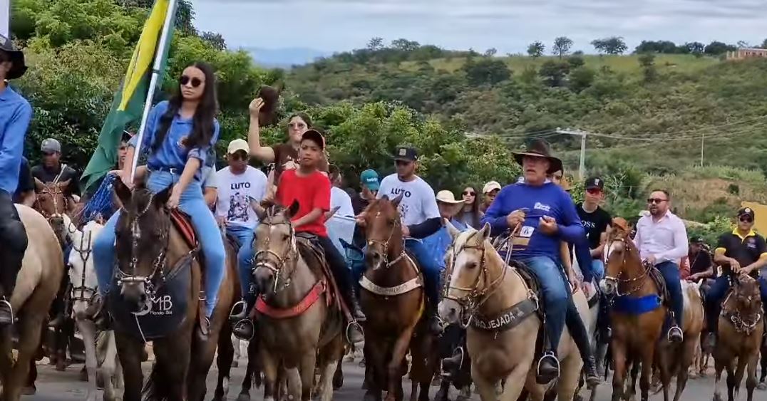 Multidão em Bernardino Batista prestigiando a Cavalgada “Tropeiros da Serra” e encerramento do Forropad 2025