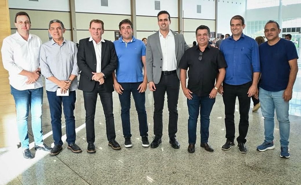 Prefeitos Espedito Filho e Luís Claudino participam de solenidade com o governador João Azevêdo em João Pessoa