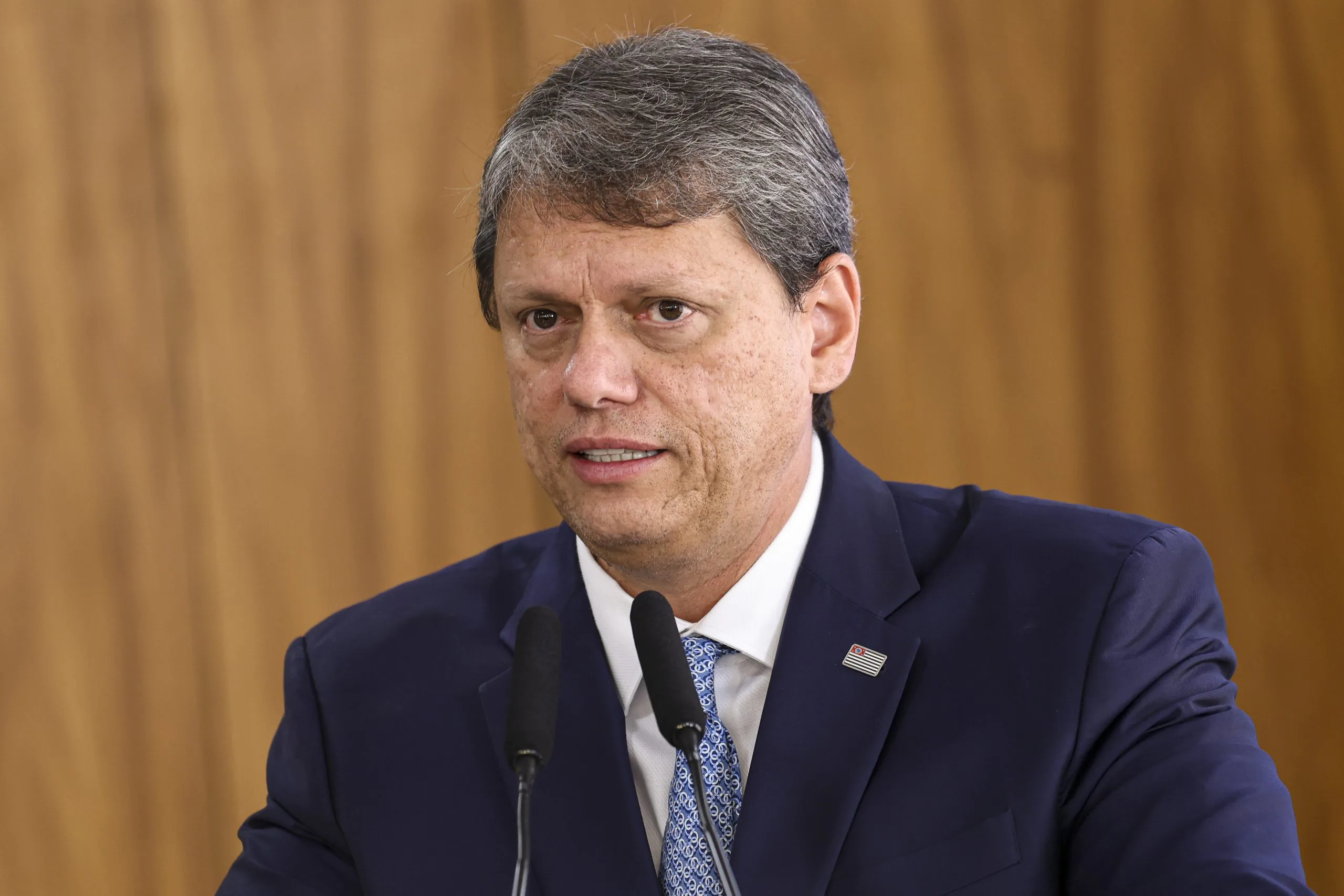 Tarcísio descarta candidatura presidencial sem apoio de Bolsonaro
