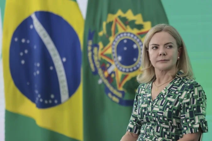 Gleisi nega gastança do governo e culpa taxa Selic