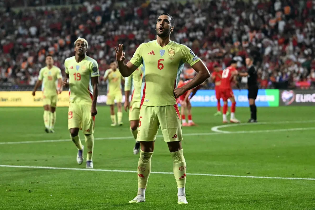 Espanha atropela Turquia com hat-trick de volante e segue 100% nas Eliminatórias