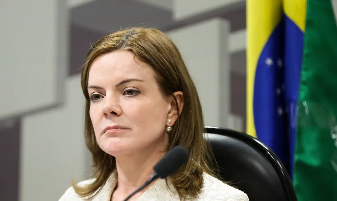 Tarcísio foi a ato defender impunidade e traidores, diz Gleisi