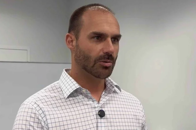Eduardo Bolsonaro diz que bandeira dos EUA em ato em SP é agradecimento a Trump
