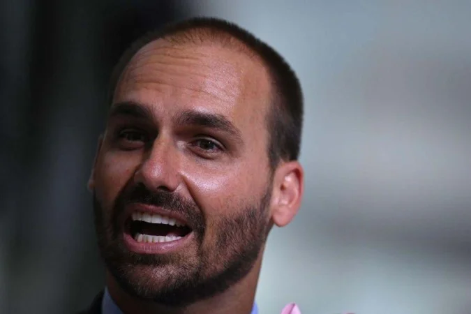 Eduardo Bolsonaro reage à PF e diz não ter condições de voltar ao Brasil