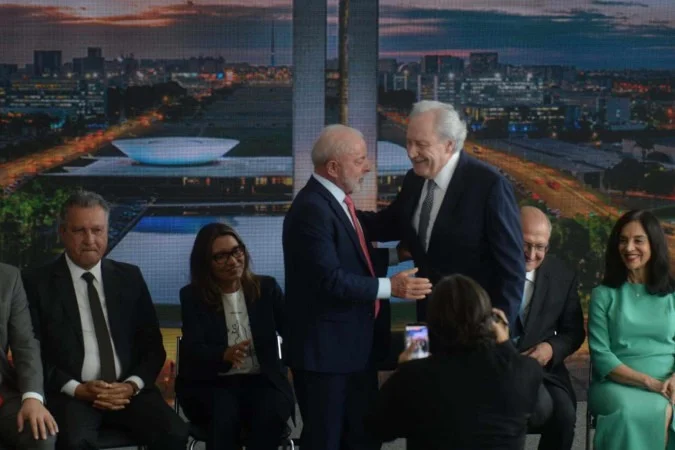 Lewandowski se reúne com Lula e define saída do governo