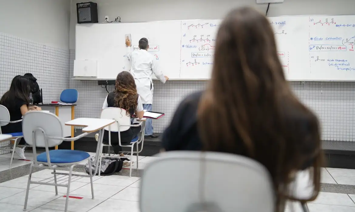 MEC deve oficializar reajuste salarial de apenas R$ 18 reais para professores