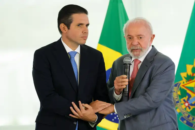 Hugo Motta condiciona apoio a Lula a acordos e agenda para a Paraíba