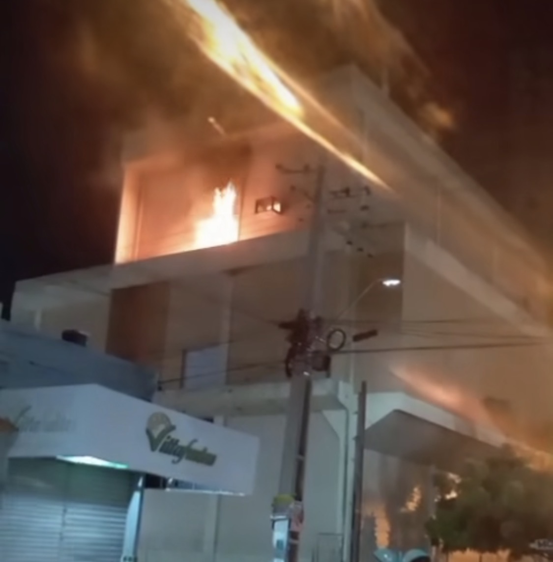 Incêndio atinge antigo prédio da Telemar no centro de Cajazeiras; não há feridos