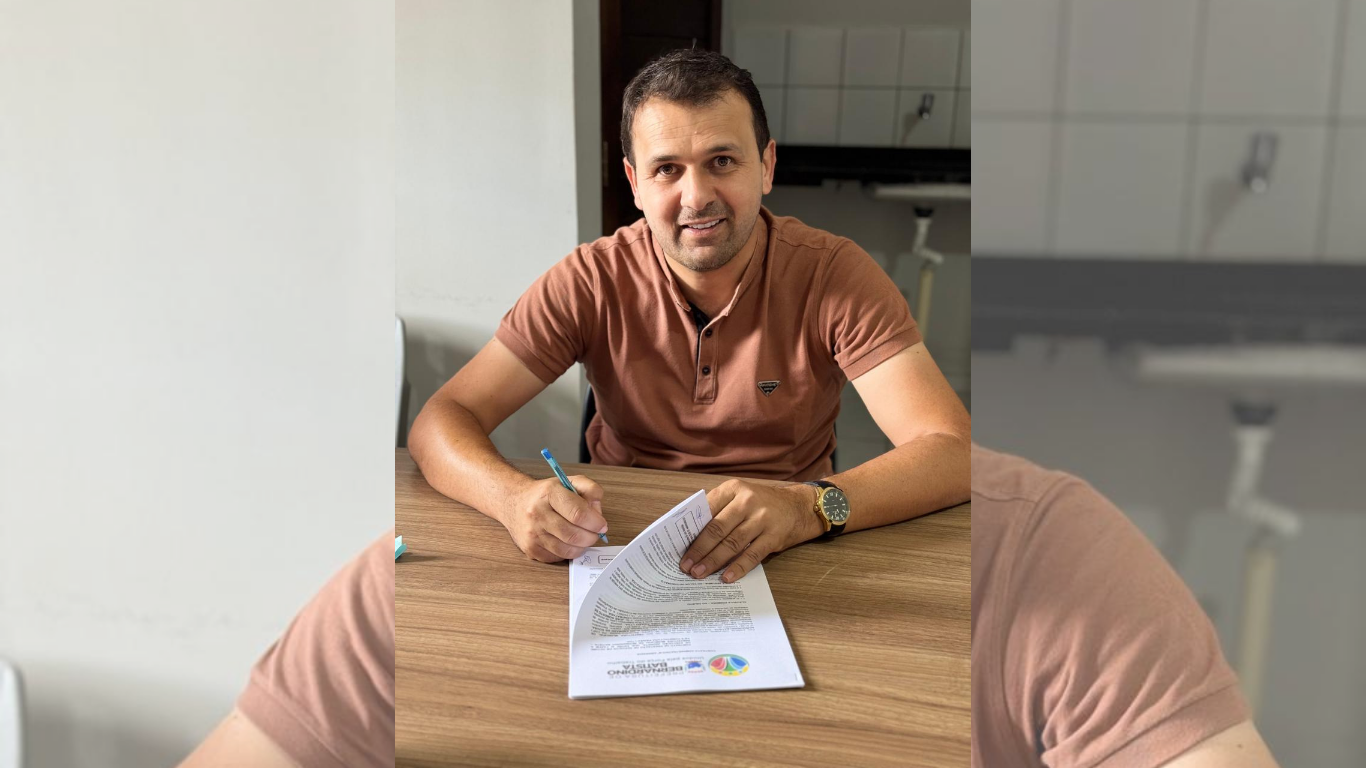 Prefeito Aldo Andrade assina convênio de mais de R$ 1 milhão e decreta o fim das ruas de terra em Bernardino Batista