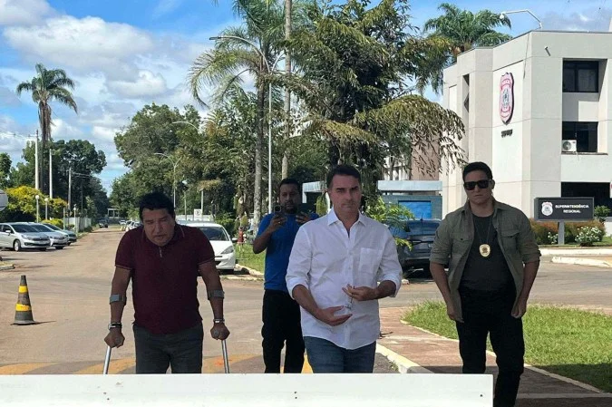 “O que estão fazendo com meu pai é técnica de tortura”, diz Flávio Bolsonaro