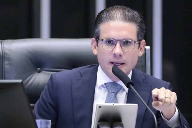 Câmara impõe sigilo a voo da FAB usado por Motta no réveillon