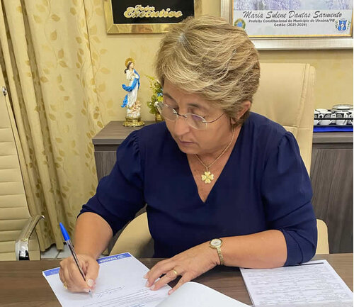 Prefeita de Uiraúna autoriza bolsas de estudo em faculdade de Cajazeiras
