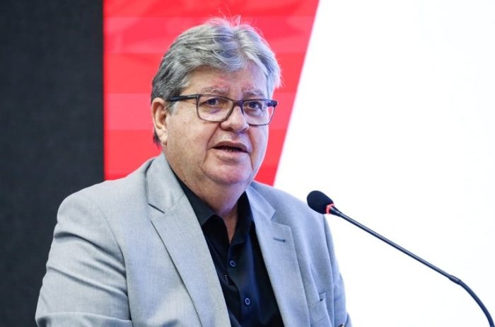João Azevêdo anuncia reajuste salarial linear de 10% para todos os servidores do Estado
