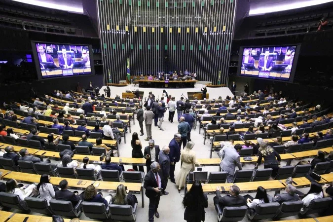 Reajuste a servidores equivale a Bolsa Família de 500 mil famílias