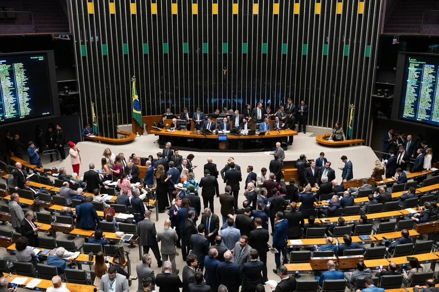 Câmara aprova mais vagas e cargos em ministérios; impacto é bilionário
