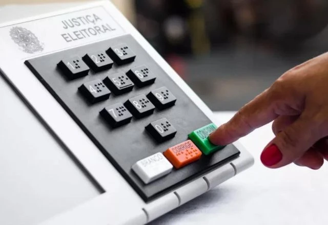 MP propõe multa de até R$ 30 mil por desinformação com IA nas eleições de 2026