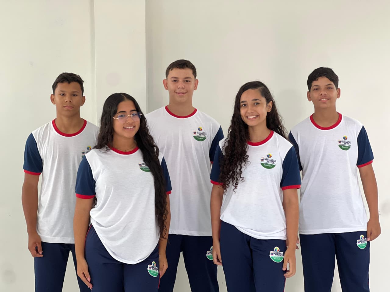 Prefeitura entrega kit escolar e fardamento para alunos da rede municipal em Bernardino Batista