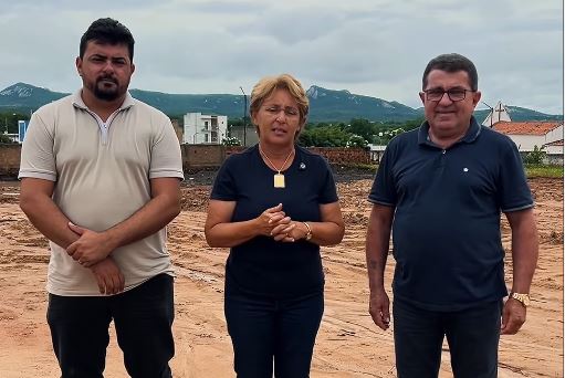 Prefeita Leninha Romão anuncia segunda etapa com elaboração do projeto para ampliação do cemitério de Uiraúna